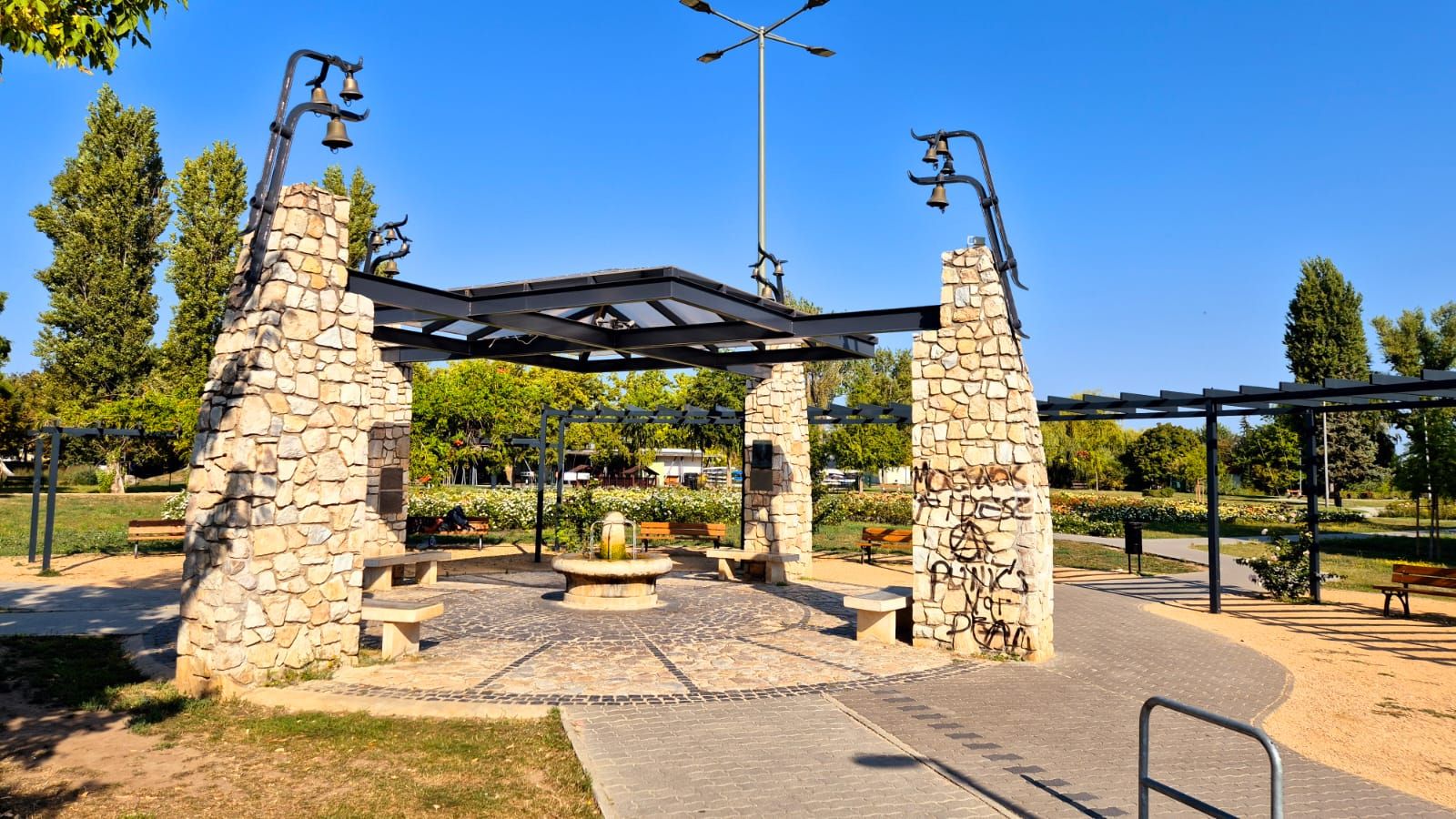 Újabb értelmetlen rongálás – a Csitáry-kút oszlopát fújták össze festékkel